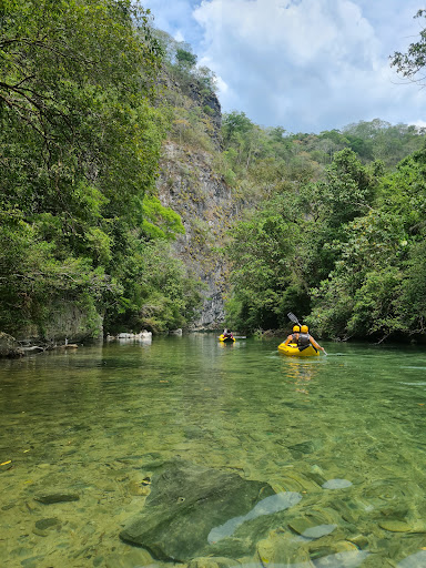 passeio de bote pelo Rio Betione
